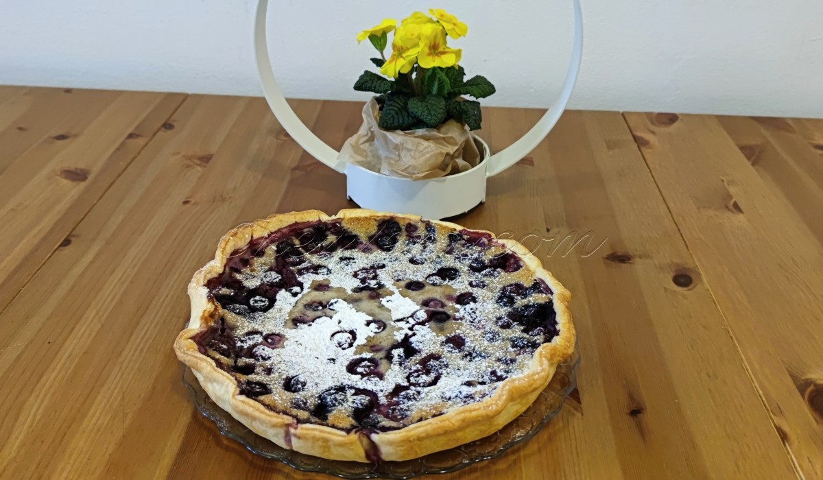 Delicious Almond Pie with Blueberries