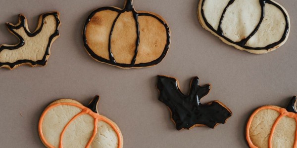 Halloween-themed cookie cutters and recipes I Chez Vera
