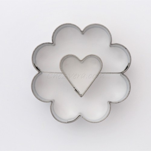 Linzer Cookie Cutter – Flower with Heart (large)