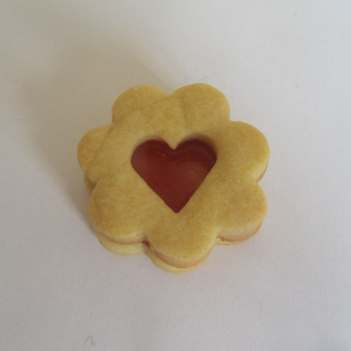 Linzer Cookie Cutter – Flower with Heart (large)