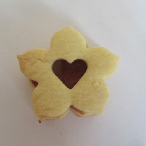 Linzer Cookie Cutter – Lily with Heart (small)